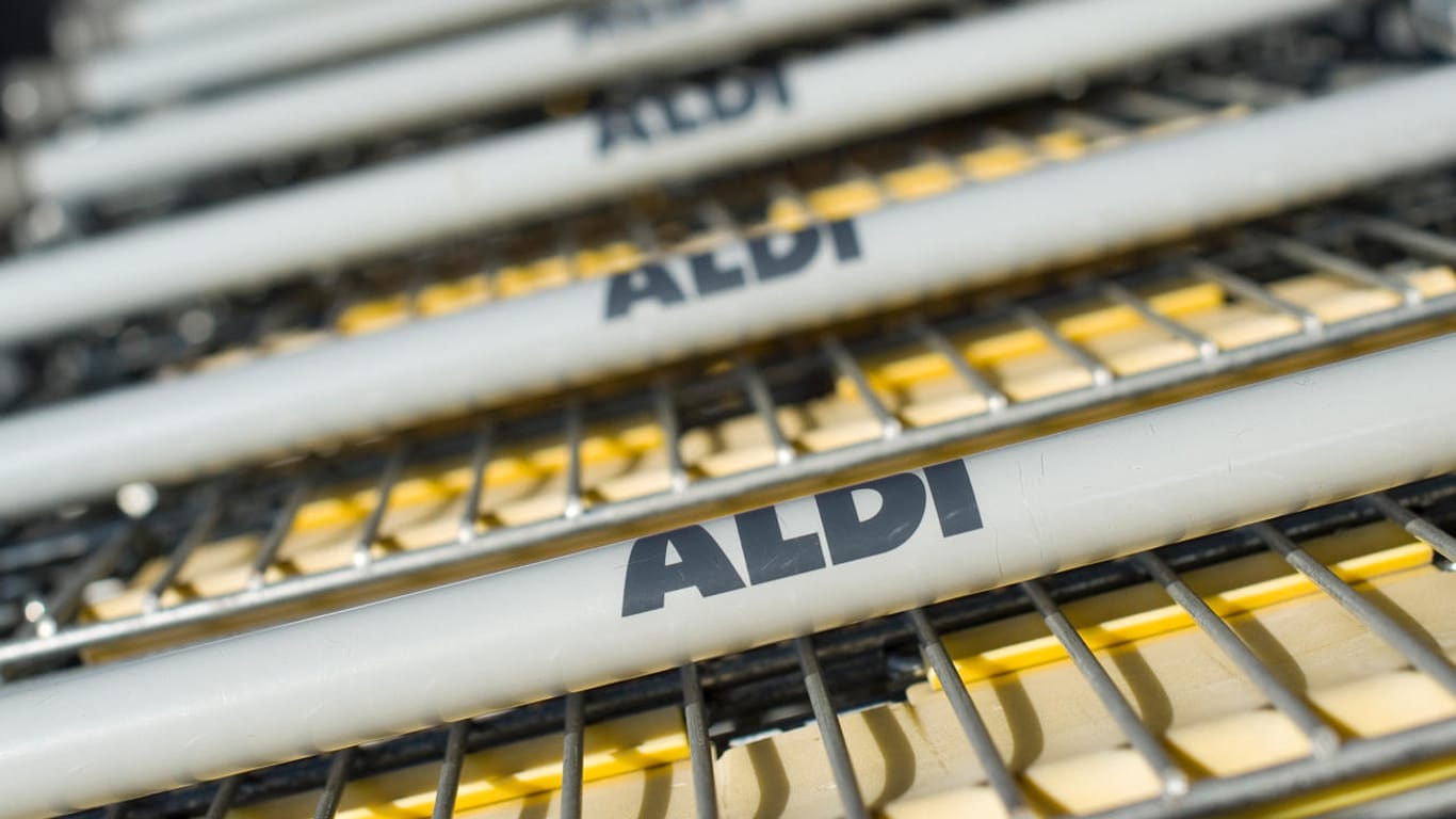 Aldi-Logo auf Einkaufswagen: Im Frühjahr stand der Lebensmitteldiscounter Aldi im Mittelpunkt eines Erpressungsskandals.
