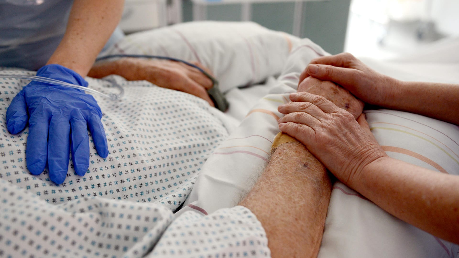 Krankenschwestern einen Patienten: Krankenhauspatienten sollen sich künftig in wichtigen Abteilungen auf eine feste Mindestbesetzung mit Pflegekräften verlassen können. Krankenschwestern einen Patienten: Krankenhauspatienten sollen sich künftig in wichtigen Abteilungen auf eine feste Mindestbesetzung mit Pflegekräften verlassen können.