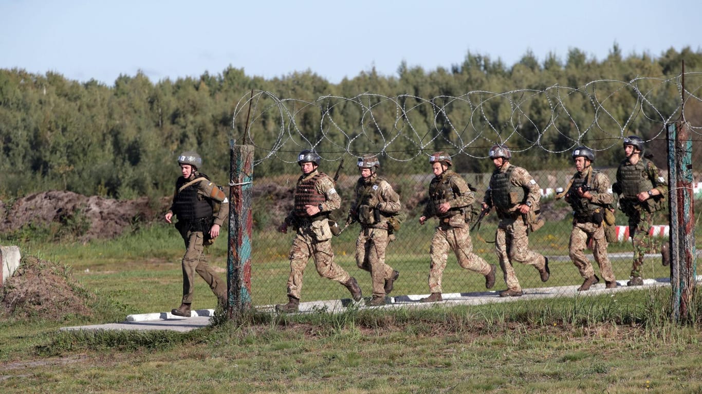 Ukrainische Soldaten bei einer Übung: Hunderte von ihnen waren am Luftwaffenmanöver beteiligt.