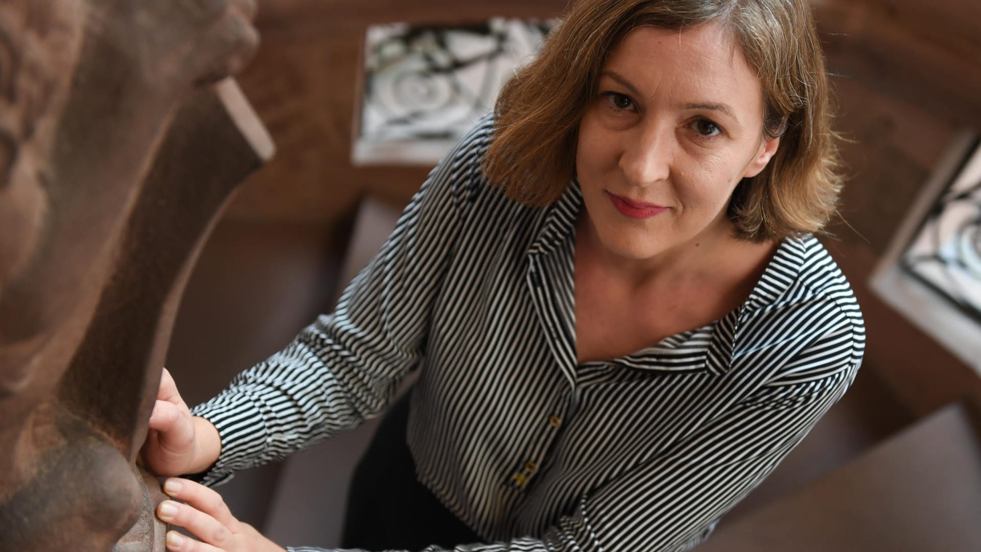 Die Autorin Inger-Maria Mahlke blickt vor der Verleihung des Deutschen Buchpreises 2018 im Rathaus Römer in die Kamera: Zum 14. Mal vergab der Börsenverein des Deutschen Buchhandels die Auszeichnung für den besten deutschsprachigen Roman des Jahres . Die Autorin Inger-Maria Mahlke blickt vor der Verleihung des Deutschen Buchpreises 2018 im Rathaus Römer in die Kamera: Zum 14. Mal vergab der Börsenverein des Deutschen Buchhandels die Auszeichnung für den besten deutschsprachigen Roman des Jahres .