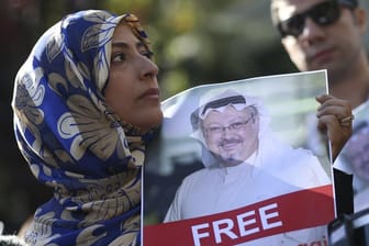 Die jemenitische Friedensnobelpreisträgerin Tawakkul Karman demonstriert in der Nähe des saudi-arabischen Konsulats in Istanbul.