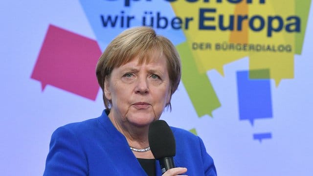 Bundeskanzlerin Angela Merkel spricht beim Bürgerdialog in Trier mit rund 70 Gästen. Bundeskanzlerin Angela Merkel spricht beim Bürgerdialog in Trier mit rund 70 Gästen.