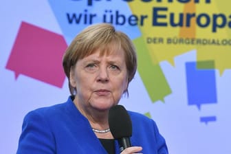 Bundeskanzlerin Angela Merkel spricht beim Bürgerdialog in Trier mit rund 70 Gästen.