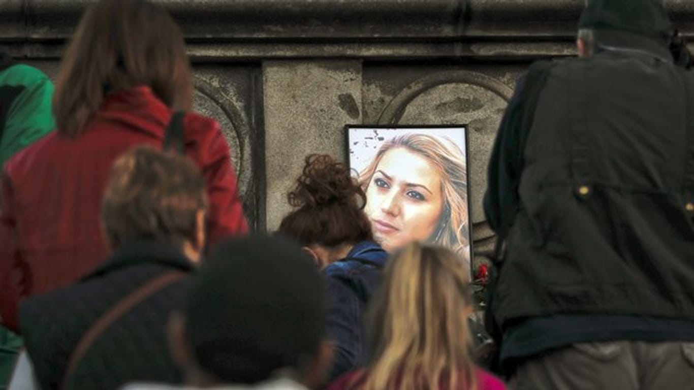 Ein Porträt der getöteten Fernsehreporterin Wiktorija Marinowa steht während einer Mahnwache auf dem Freiheitsdenkmal in Russe.