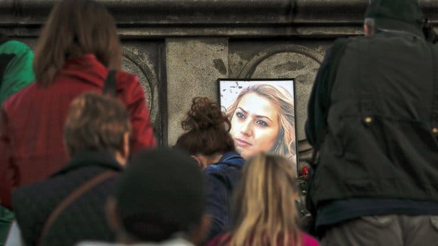 Ein Porträt der getöteten Fernsehreporterin Wiktorija Marinowa steht während einer Mahnwache auf dem Freiheitsdenkmal in Russe. Ein Porträt der getöteten Fernsehreporterin Wiktorija Marinowa steht während einer Mahnwache auf dem Freiheitsdenkmal in Russe.