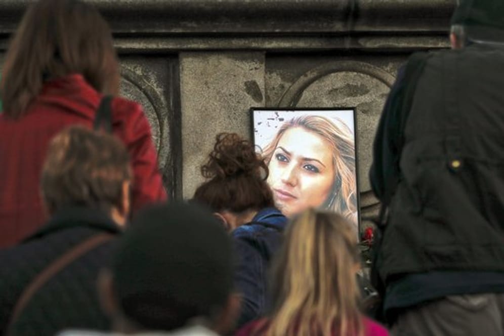 Ein Porträt der getöteten Fernsehreporterin Wiktorija Marinowa steht während einer Mahnwache auf dem Freiheitsdenkmal in Russe.
