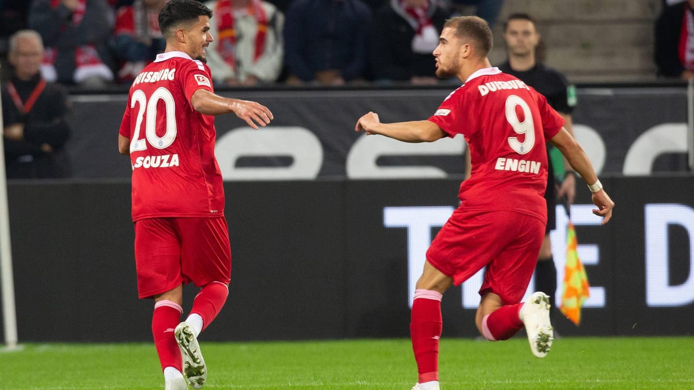 Gute Gelaunt beim Sieg in Köln: Die Duisburger Cauly Oliveira Souza (l.) und Ahmet Engin.