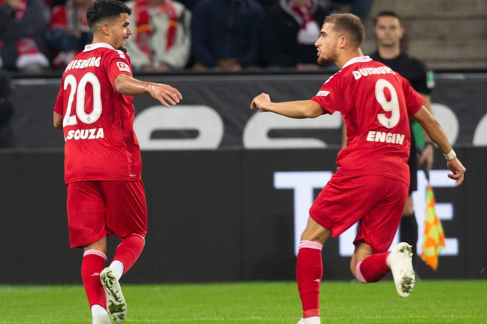 Gute Gelaunt beim Sieg in Köln: Die Duisburger Cauly Oliveira Souza (l.) und Ahmet Engin.