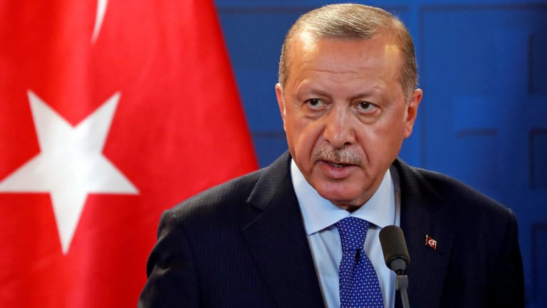 Der türkische Präsident Recep Tayyip Erdogan auf einer Pressekonferenz in Ungarn: Erdogan verlangt von Saudi-Arabien Beweise, dass der Regierungskritiker die saudi-arabische Botschaft verlassen hat.