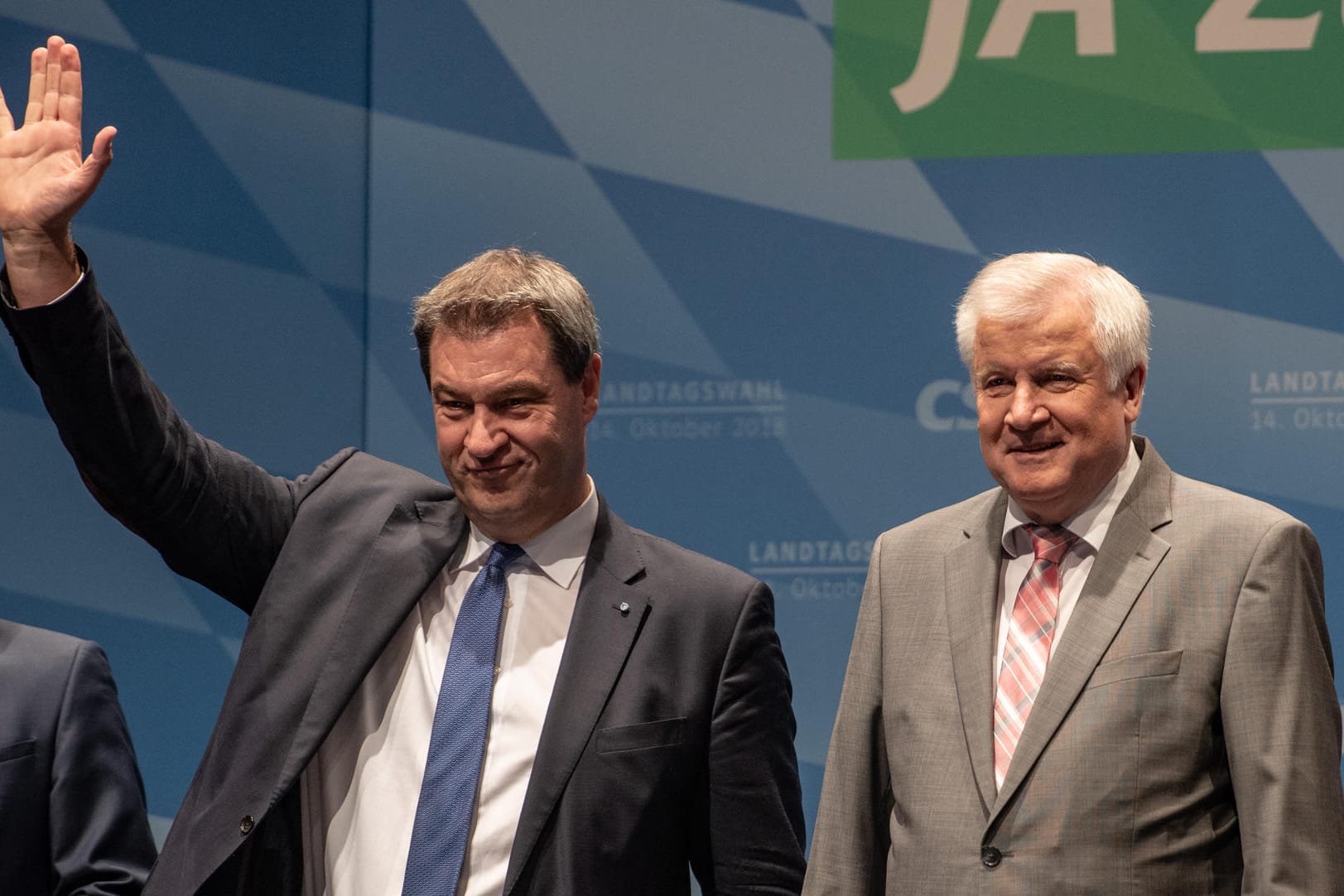 Seehofer und Söder: Die beiden CSU-Politiker demonstrieren bei einer Wahlkampfkundgebung Geschlossenheit.