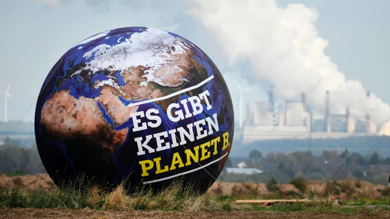 Braunkohlekraftwerke und ein Ballon mit der Aufschrift "Es gibt keinen Planet B.": Der Weltklimarat drängt zu raschem Handeln für ein 1,5-Grad-Ziel.