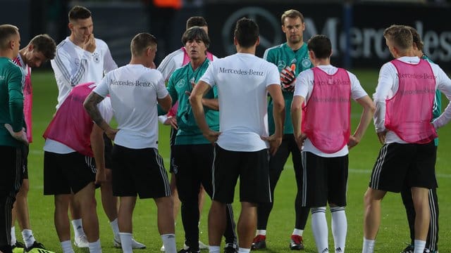 Löw gibt seinen Spielern vor den Prestige-Duellen gegen die Niederlande und Frankreich Instruktionen. Löw gibt seinen Spielern vor den Prestige-Duellen gegen die Niederlande und Frankreich Instruktionen.