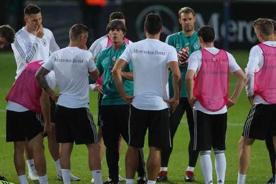 Löw gibt seinen Spielern vor den Prestige-Duellen gegen die Niederlande und Frankreich Instruktionen.