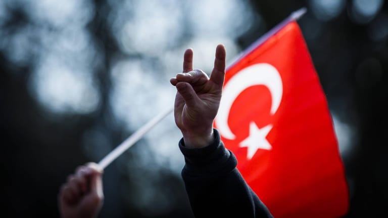 Der Wolfsgruß auf einer Kundgebung türkischer Nationalisten: Politiker fordern ein Verbot des Grußes.