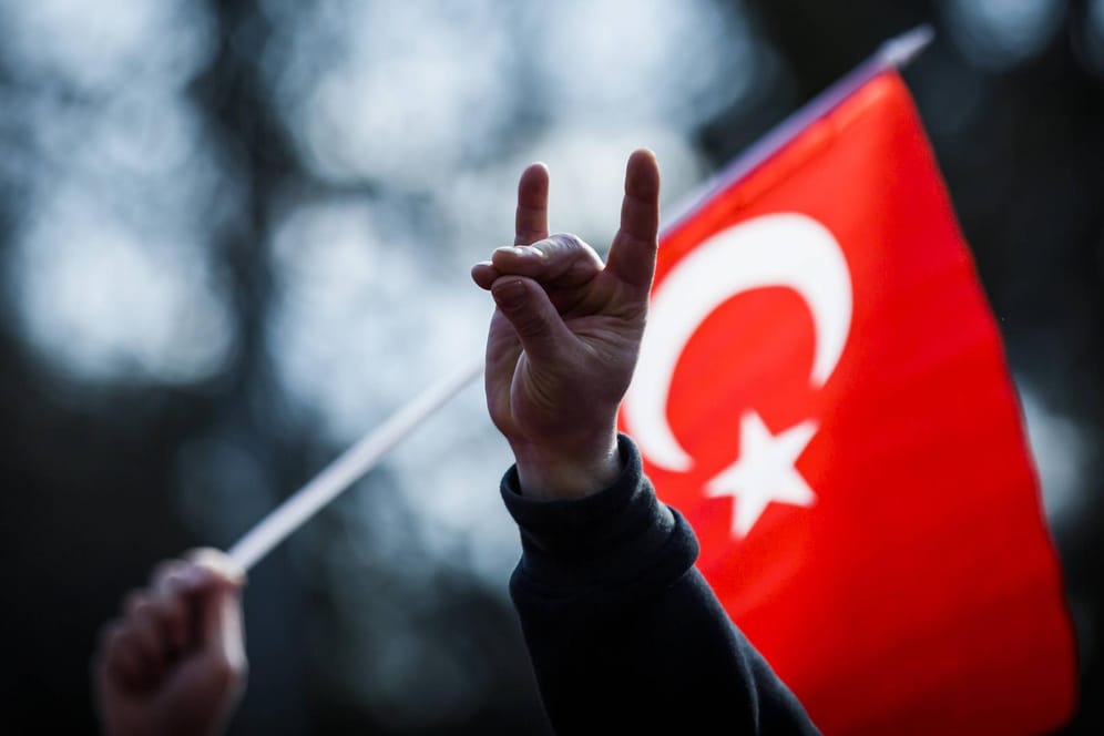 Der Wolfsgruß auf einer Kundgebung türkischer Nationalisten: Politiker fordern ein Verbot des Grußes.