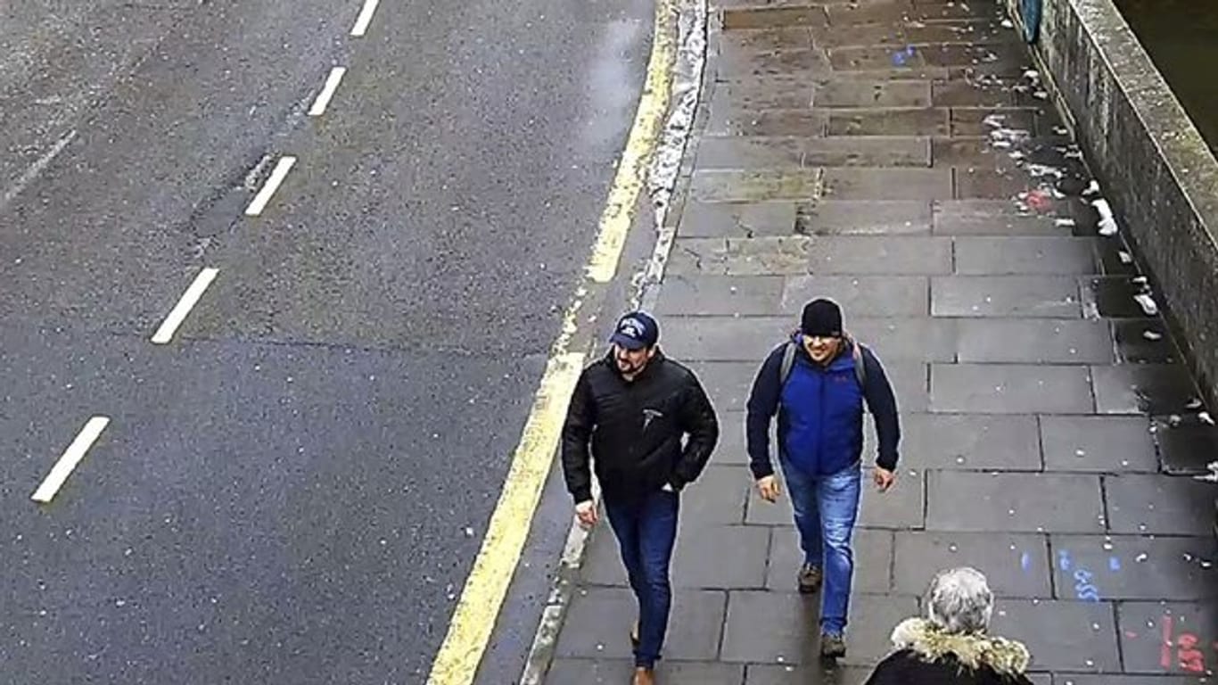 Das Standbild einer Überwachungskamera soll Alexander Petrow und Ruslan Boschirow, die zwei Verdächtigen im Fall Skripal, zeigen.
