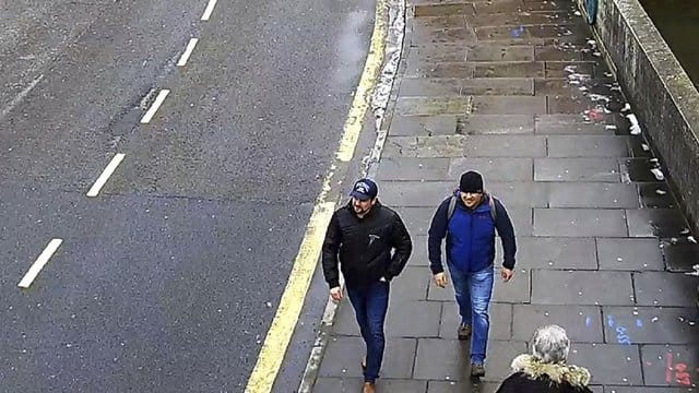 Das Standbild einer Überwachungskamera soll Alexander Petrow und Ruslan Boschirow, die zwei Verdächtigen im Fall Skripal, zeigen. Das Standbild einer Überwachungskamera soll Alexander Petrow und Ruslan Boschirow, die zwei Verdächtigen im Fall Skripal, zeigen.