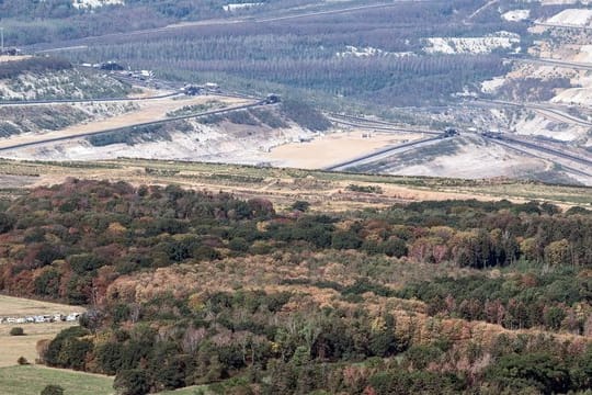 Der Tagebau von RWE direkt hinter dem Hambacher Forst.