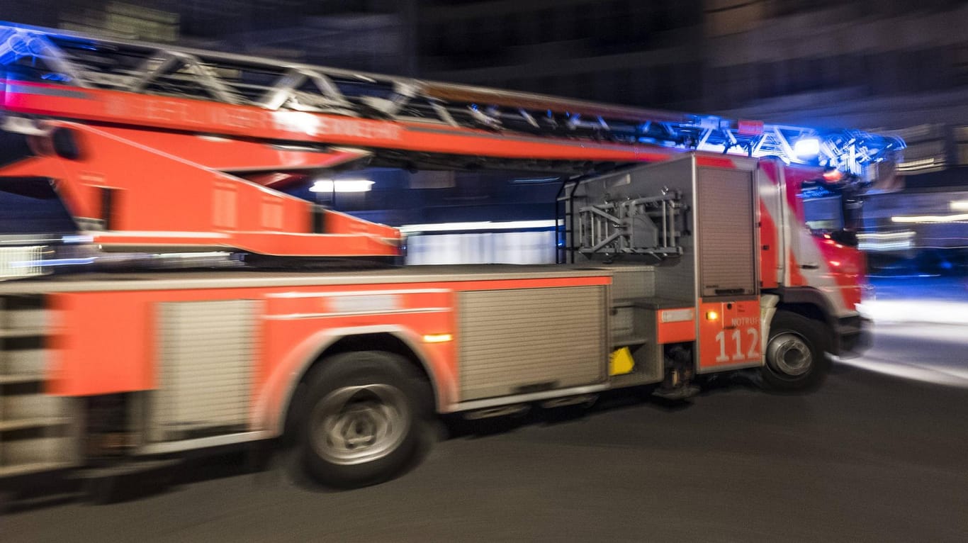 Drehleiterwagen der Feuerwehr (Symbolbild): Ein Mann in Düsseldorf hat heldenhaften Einsatz gezeigt, als er zwei Nachbarskinder aus einer brennenden Wohnung befreit hat.