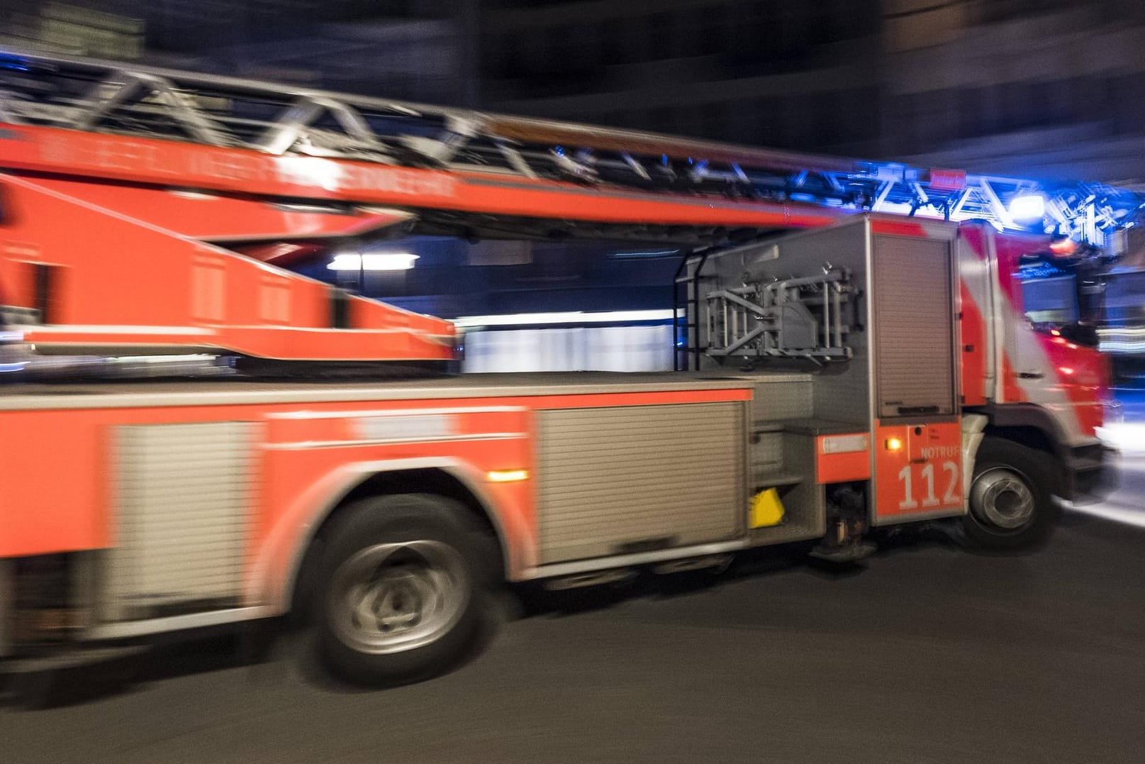 Drehleiterwagen der Feuerwehr (Symbolbild): Ein Mann in Düsseldorf hat heldenhaften Einsatz gezeigt, als er zwei Nachbarskinder aus einer brennenden Wohnung befreit hat.