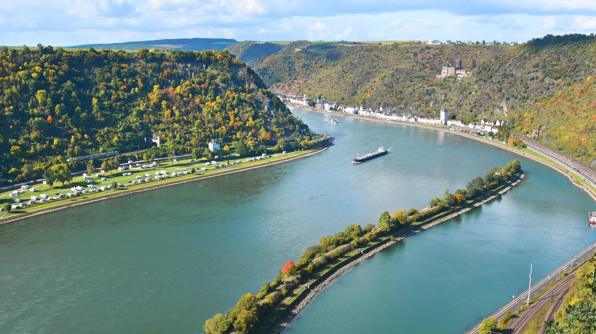 Blick von der Loreley auf Rhein und Rheinschleife: Hier fuhr sich das Tankschiff fest.