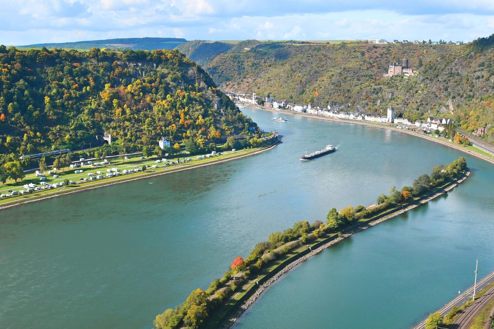 Blick von der Loreley auf Rhein und Rheinschleife: Hier fuhr sich das Tankschiff fest.