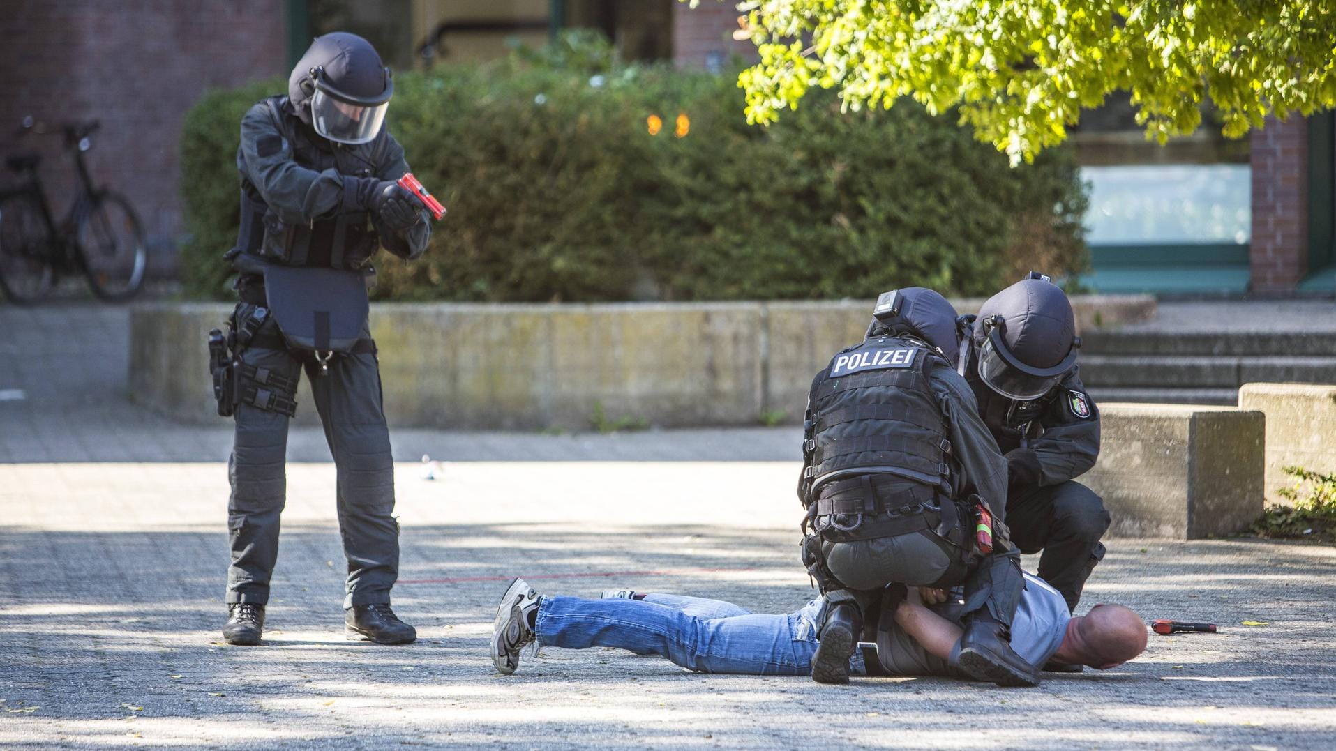 Einsatzübung eines Spezialeinsatzkommandos in NRW: Auf der Fahndungsliste des BKA stehen nicht nur gesuchte Täter, sondern auch Zeugen oder getötete Personen, deren Identität ungeklärt ist.