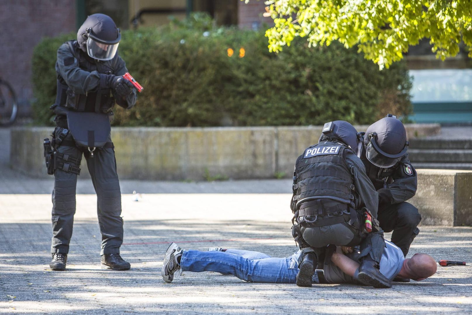 Einsatzübung eines Spezialeinsatzkommandos in NRW: Auf der Fahndungsliste des BKA stehen nicht nur gesuchte Täter, sondern auch Zeugen oder getötete Personen, deren Identität ungeklärt ist.