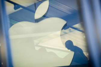 Apple-Logo in einer Glasfassade: Der Konzern dementiert Berichte über chinesisches Spionage-Chips auch vor dem US-Kongress.
