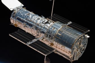 Das Weltraumteleskop "Hubble": Nach dem Ausfall eines Stabilisators haben Wissenschaftler der US-Raumfahrtbehörde Nasa das Weltraumteleskop vorübergehend in den Sicherheitsmodus versetzt.