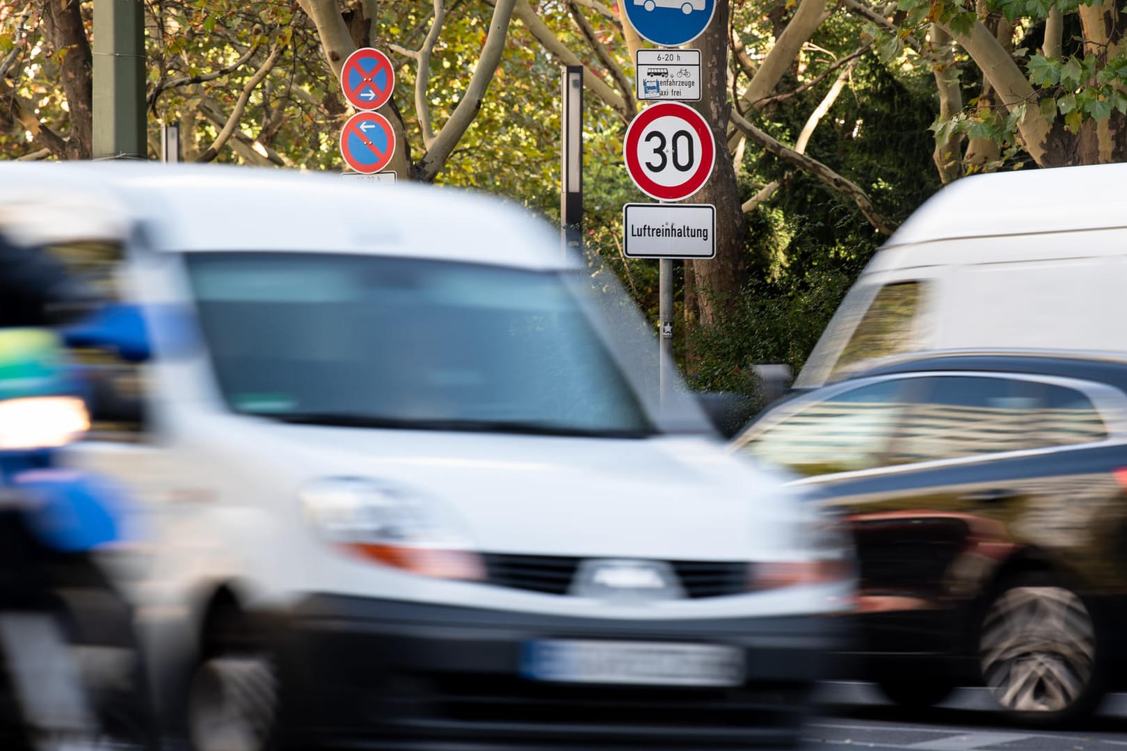 Leipziger Straße in Berlin: Aus Umweltschutzgründen gilt hier eine Geschwindigkeitsbegrenzung auf 30 Kilometer pro Stunde.