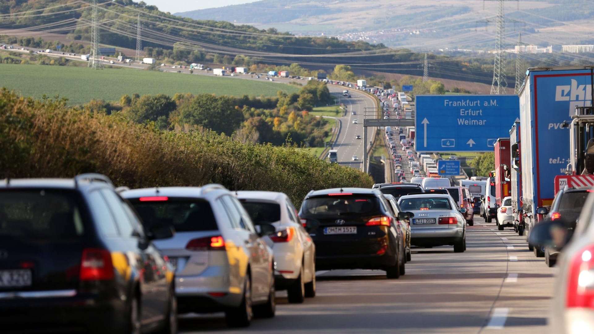 Stau auf der A4 (Archivbild): Nachdem drei Laster in einen gemeinsamen Auffahrunfall verwickelt waren, hat einer der Lkw hunderte Lego-Steine verloren. Stau auf der A4 (Archivbild): Nachdem drei Laster in einen gemeinsamen Auffahrunfall verwickelt waren, hat einer der Lkw hunderte Lego-Steine verloren.
