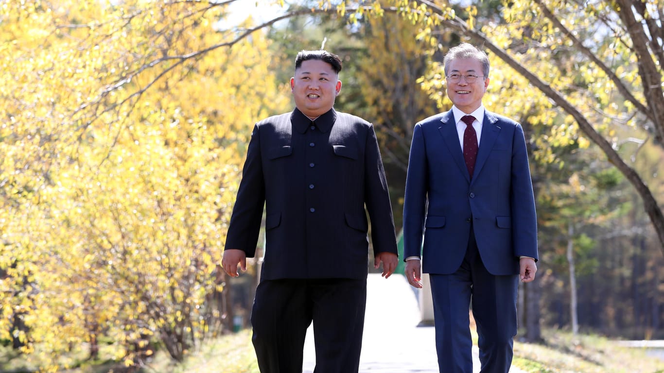 Nordkoreas Machthaber Kim Jong Un (l) und der südkoreanische Präsident Moon Jae In (r) (Archivbild): Auf der Europareise des südkoreanischen Präsidenten wird er Papst Franziskus eine Einladung Kim Jong Uns überreichen.