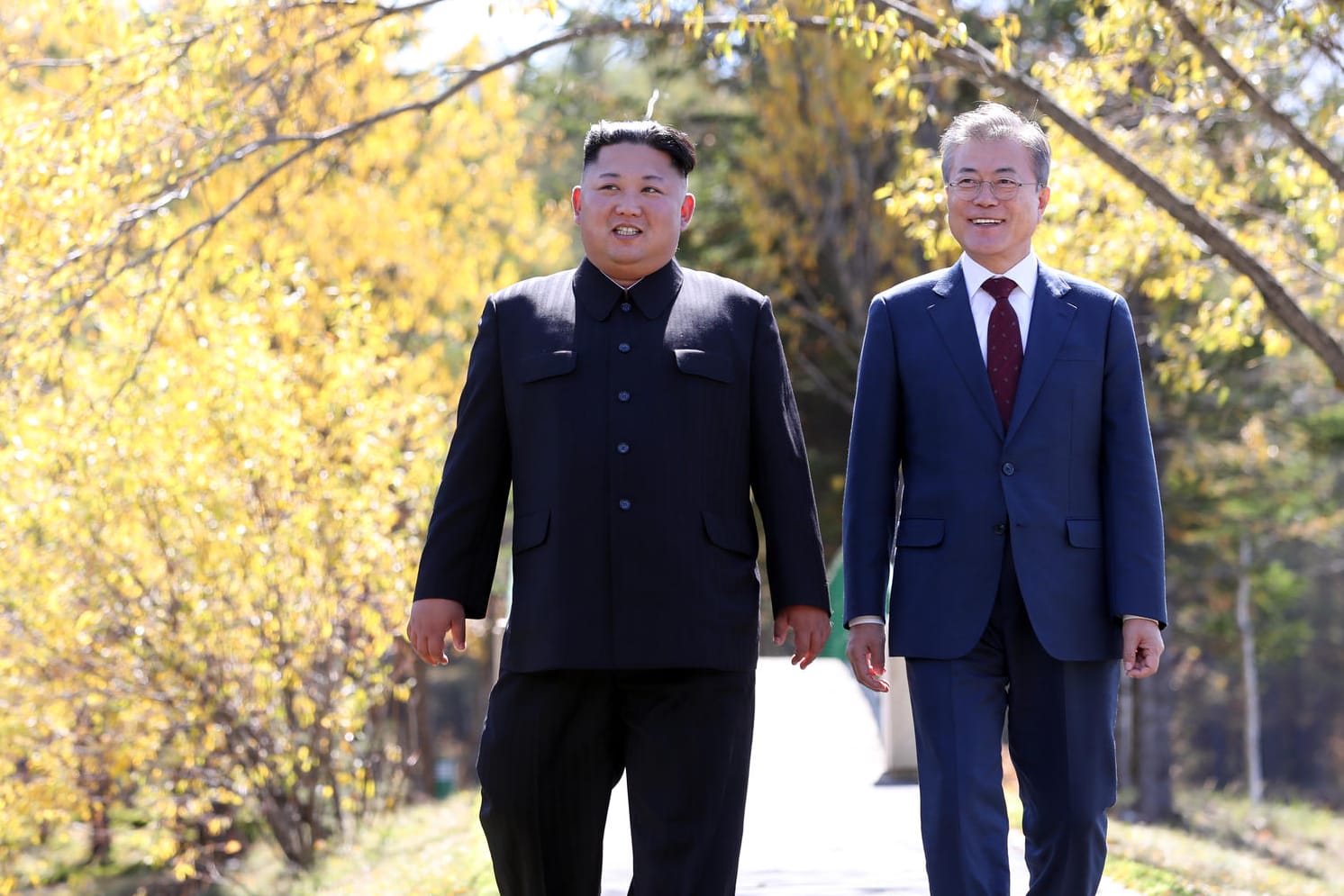 Nordkoreas Machthaber Kim Jong Un (l) und der südkoreanische Präsident Moon Jae In (r) (Archivbild): Auf der Europareise des südkoreanischen Präsidenten wird er Papst Franziskus eine Einladung Kim Jong Uns überreichen.