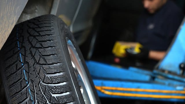 Autofahrer sollten sich rechtzeitig um die Winterbereifung kümmern. Autofahrer sollten sich rechtzeitig um die Winterbereifung kümmern.