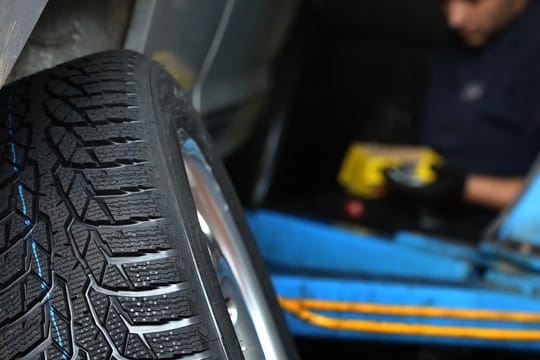 Autofahrer sollten sich rechtzeitig um die Winterbereifung kümmern.