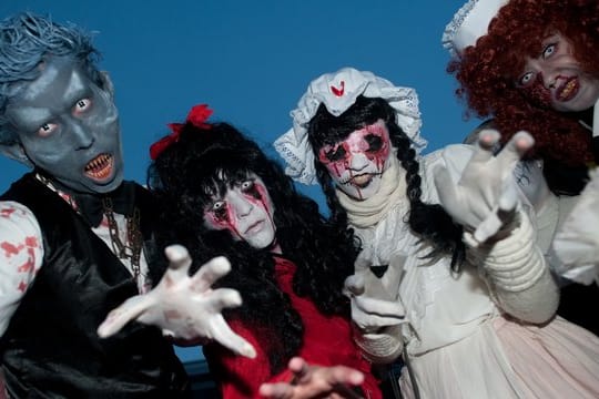 Unkenntlich maskiert oder in behindernden Kostümen steigen Halloween-Fans besser nicht hinters Lenkrad.