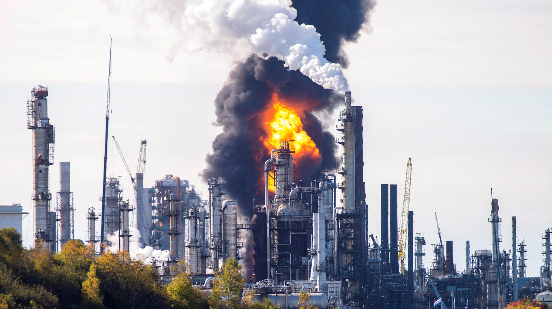 Die Irving Oil Raffinerie in Flammen: Bei einer Explosion in Kanadas größter Ölraffinerie gab es mehrere Verletzte. Die Irving Oil Raffinerie in Flammen: Bei einer Explosion in Kanadas größter Ölraffinerie gab es mehrere Verletzte.