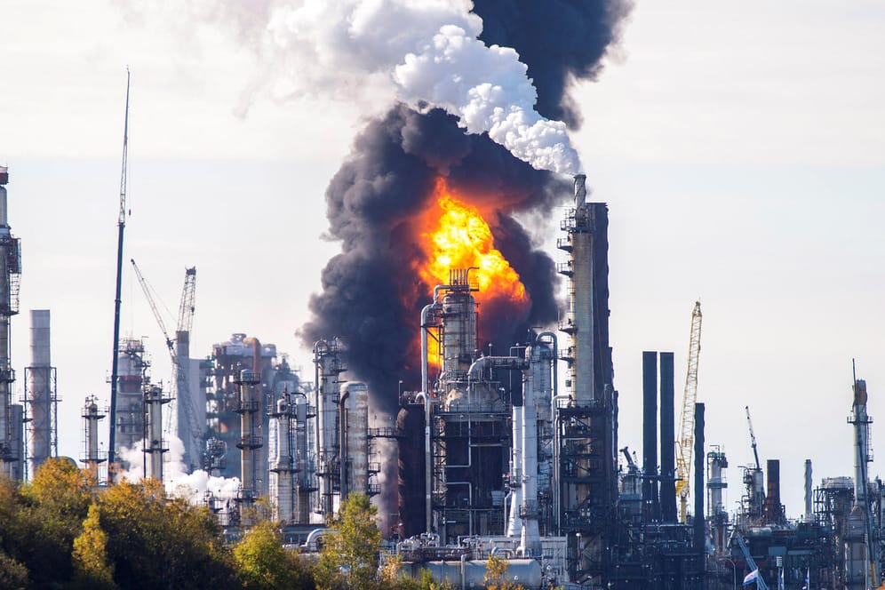 Die Irving Oil Raffinerie in Flammen: Bei einer Explosion in Kanadas größter Ölraffinerie gab es mehrere Verletzte.