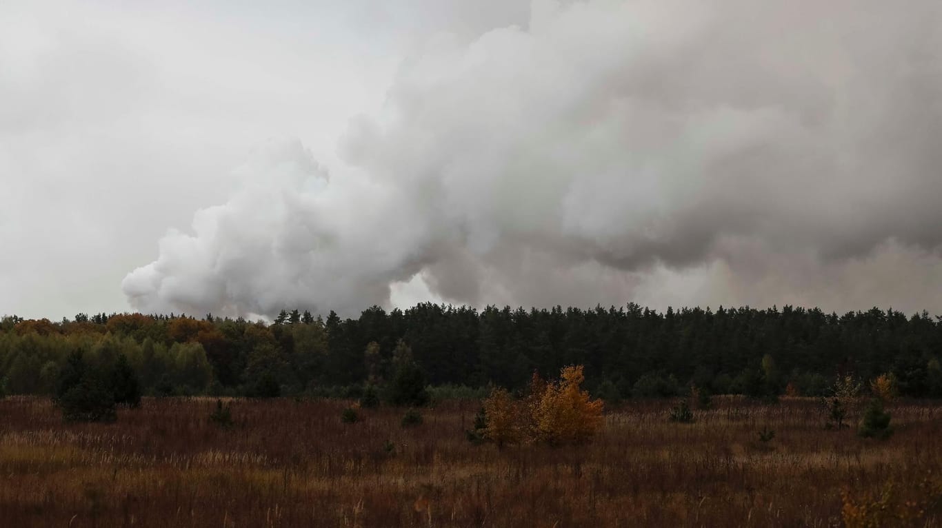 Rauch über dem Gelände der ukrainischen Armee: Ein Brand in einem Munitionslager in der Ukraine hat zu einer Reihe von Explosionen geführt.