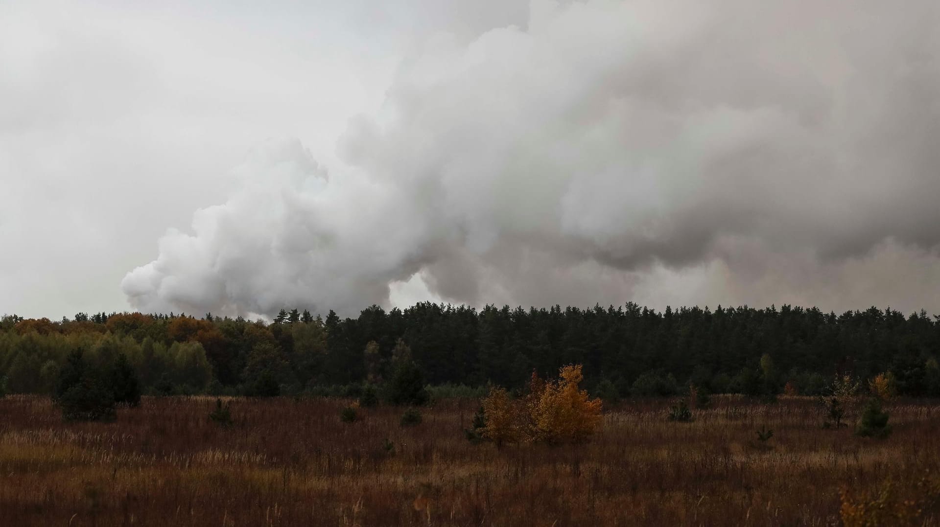 Rauch über dem Gelände der ukrainischen Armee: Ein Brand in einem Munitionslager in der Ukraine hat zu einer Reihe von Explosionen geführt. Rauch über dem Gelände der ukrainischen Armee: Ein Brand in einem Munitionslager in der Ukraine hat zu einer Reihe von Explosionen geführt.