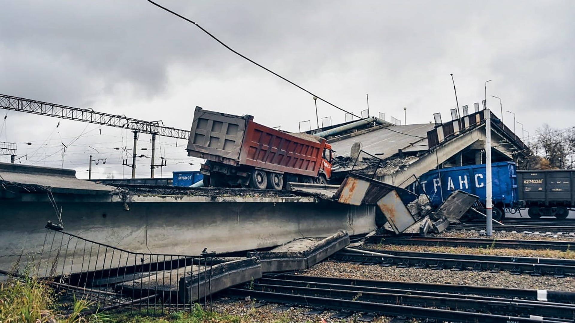 Brückeneinsturz: In der Stadt Swobodny ist eine zweispurige Straßenbrücke zusammengestürzt.