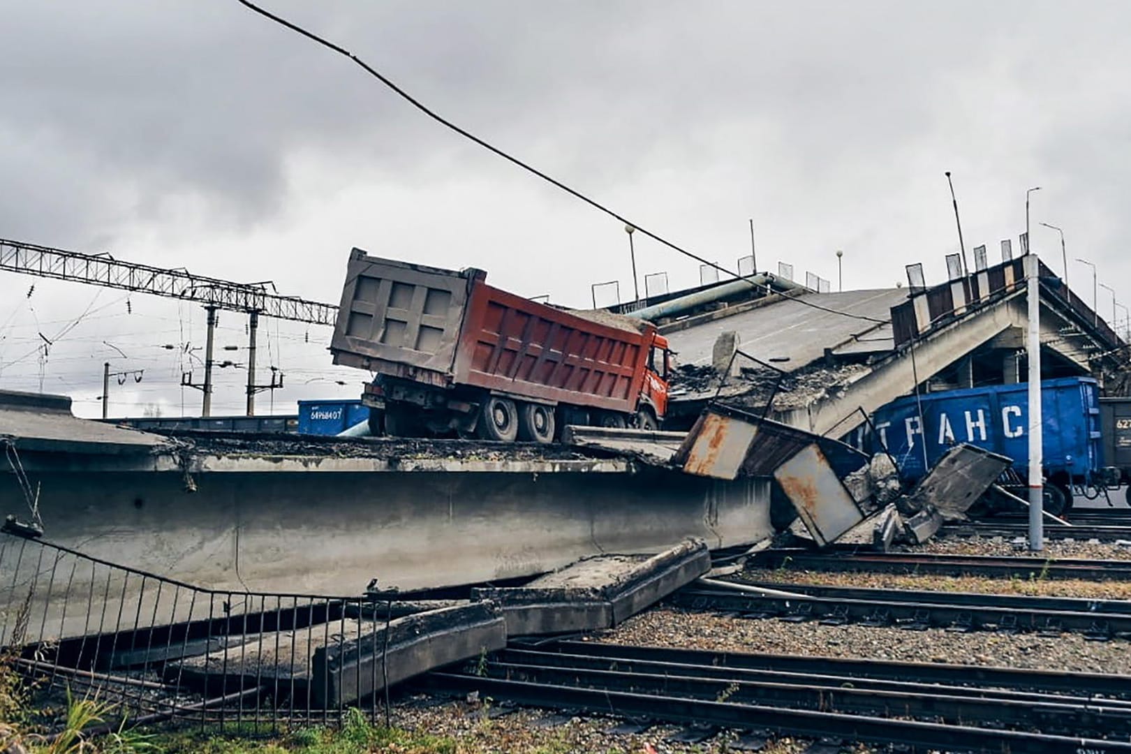 Brückeneinsturz: In der Stadt Swobodny ist eine zweispurige Straßenbrücke zusammengestürzt.