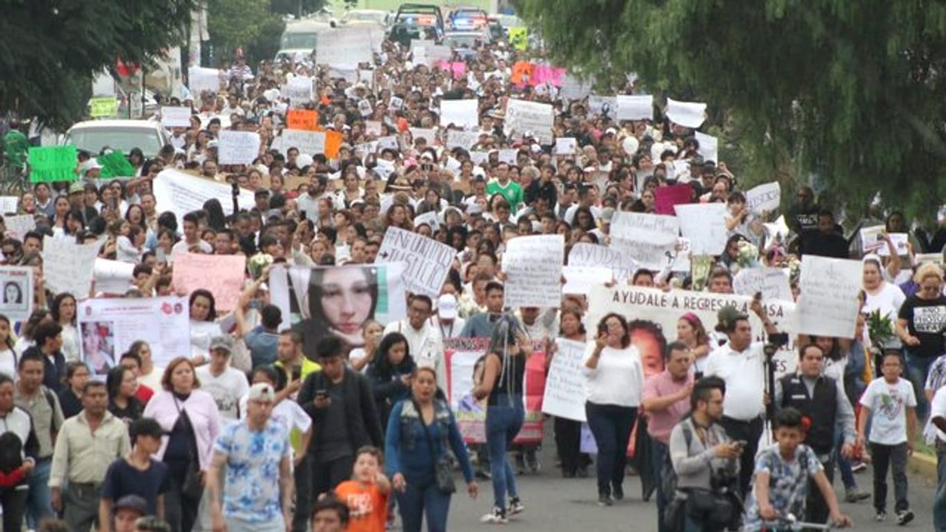 Teilnehmer eines Protestmarsches, darunter Angehörige, gedenken der Opfer eines mutmaßlichen Serienmörder-Paares in Ecatepec.