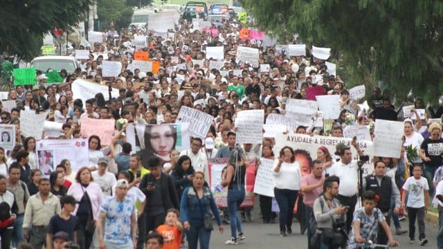 Teilnehmer eines Protestmarsches, darunter Angehörige, gedenken der Opfer eines mutmaßlichen Serienmörder-Paares in Ecatepec. Teilnehmer eines Protestmarsches, darunter Angehörige, gedenken der Opfer eines mutmaßlichen Serienmörder-Paares in Ecatepec.