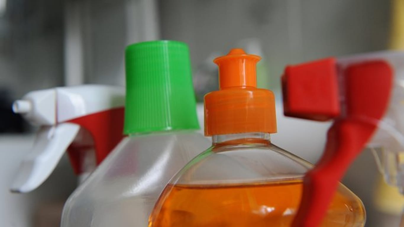 Die schönen bunten Flaschen locken Kinder an - aber Putzmittel in Reichweite von Kindern stellen eine große Gefahr dar.