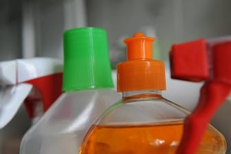 Die schönen bunten Flaschen locken Kinder an - aber Putzmittel in Reichweite von Kindern stellen eine große Gefahr dar.