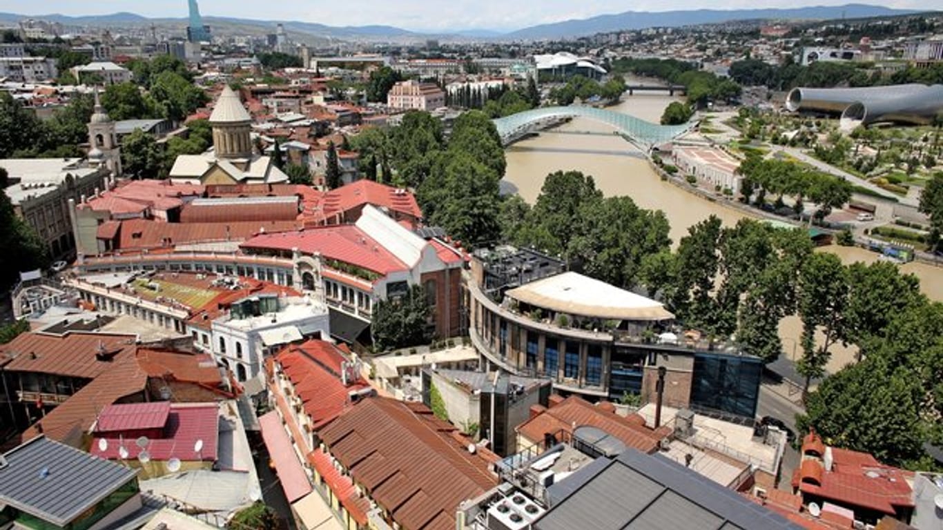 Blick auf die sanierte Altstadt von Tiflis mit dem Fluss Kura.