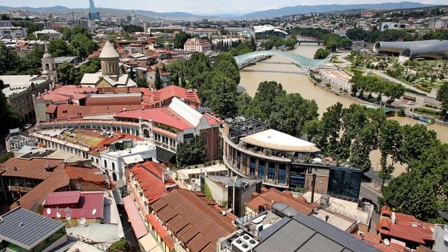 Blick auf die sanierte Altstadt von Tiflis mit dem Fluss Kura.