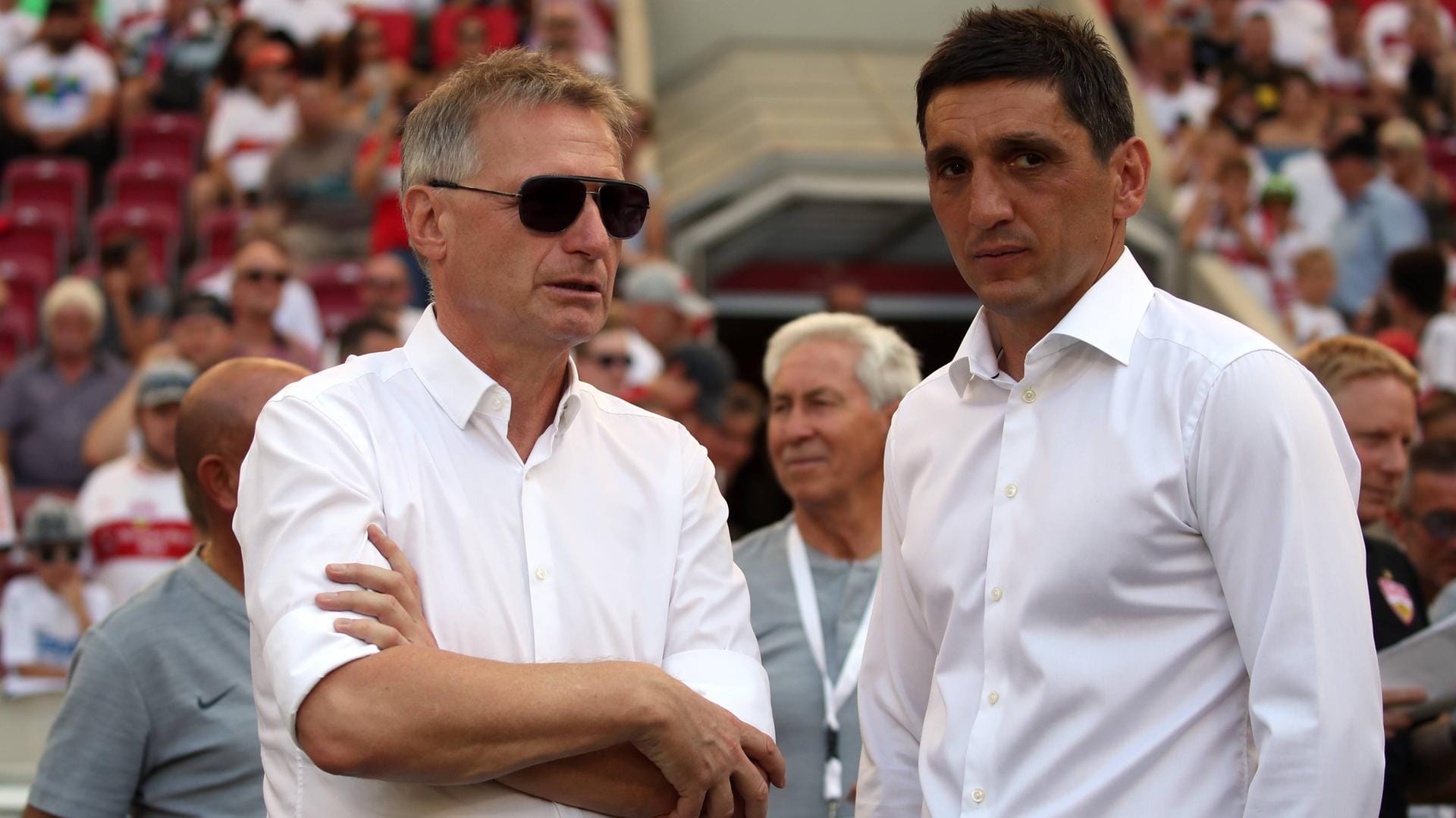 VfB-Manager Michael Reschke (l.) mit dem inzwischen entlassenen Tayfun Korkut: Zuerst bekannte er sich klar zum Trainer, dann feuerte er ihn.